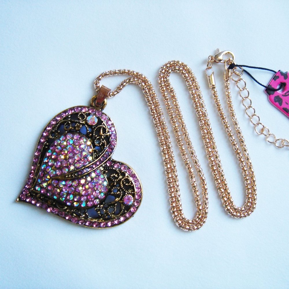 NWT PINK  HEART  BETSEY JOHNSON NECKLACE